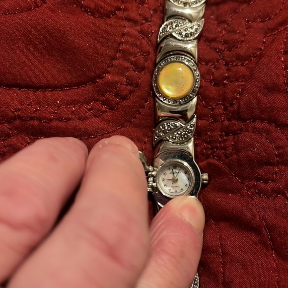 STUNNING! LEE SAND MOTHER OF PEARL FACE SILVER  BRACELET WATCH - Picture 2 of 2